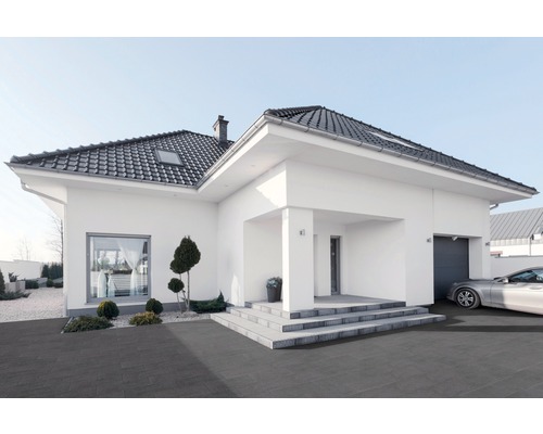 Einfamilienhaus mit dunklem Ziegeldach, gepflasterter Einfahrt und Garage