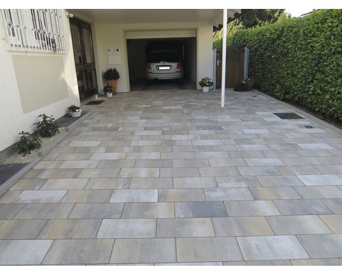 Pavés sur une allée devant une maison