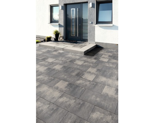 Photo extérieure d''une maison avec des pavés dans la zone d''entrée.