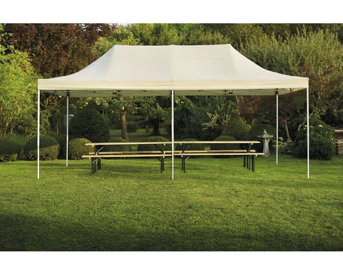 Festzelt mit Biertischgarnitur im Garten