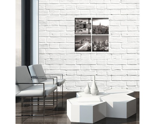 Modernes Wohnzimmer mit Wandbild New York, Sesseln und Couchtisch