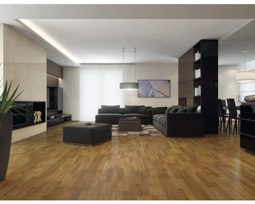 Wohnzimmer mit Sofa, Couchtisch, Kamin, Regalen und Parkettboden