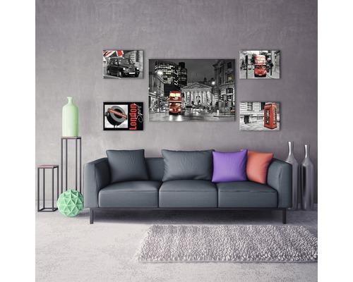 Wohnzimmer mit Sofa und Wandbildern mit London Motiven