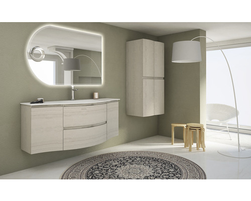 Salle de bains lumineuse avec meuble-lavabo, miroir éclairé, armoire suspendue, lampadaire et tapis