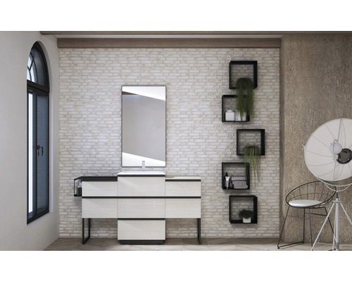 Salle de bain avec meuble sous-vasque, miroir, étagères murales et chaise