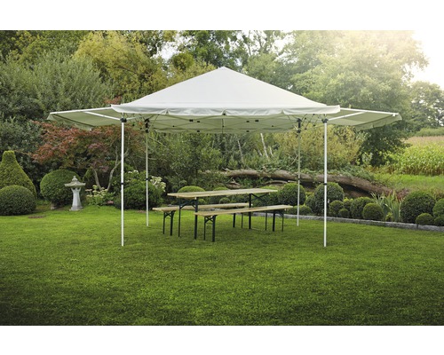 Pavillon mit Bierzeltgarnitur im Garten