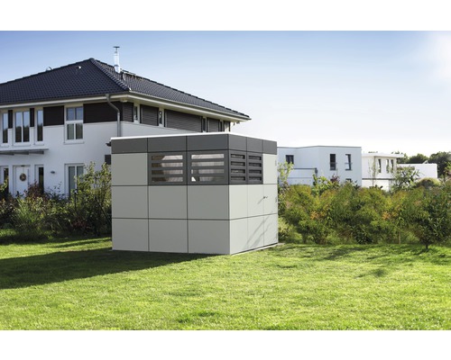 Jardin avec abri de jardin devant une maison