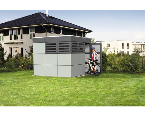 Abri de jardin SKAN HOLZ CrossCube Sydney 3 253x253 cm, télégris-gris ardoise Garage à vélos dans le jardin avec une femme poussant un vélo à l''intérieur