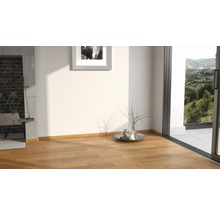 Pièce lumineuse avec parquet, cheminée et vue sur la verdure