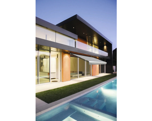 Modernes Haus mit Pool und ausgefahrener Markise