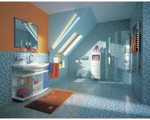 Badezimmer mit Waschbecken, Spiegel, Dusche und Toilette unter einem Dachfenster.