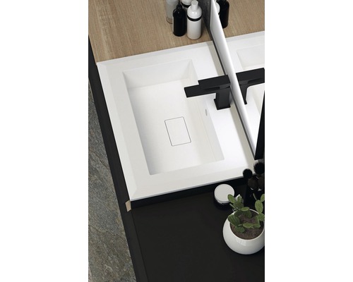 Modernes Badezimmerwaschbecken mit schwarzer Armatur und minimalistischem Design.