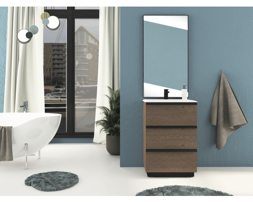 Badezimmeransicht mit freistehender Badewanne, Fenster und Waschtisch mit Spiegel