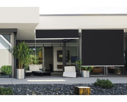 Terrasse avec deux stores d''ombrage noirs