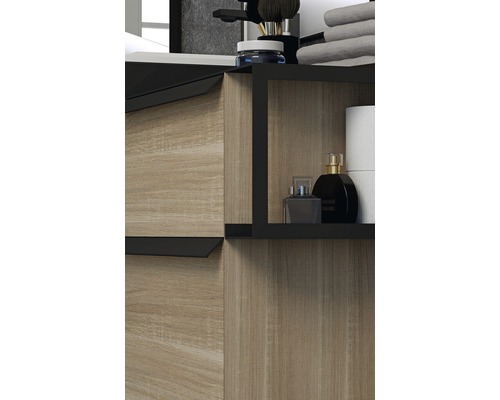 Gros plan d''une armoire de salle de bains avec décor en bois et accents noirs, comprenant un espace de rangement pour les accessoires de salle de bains