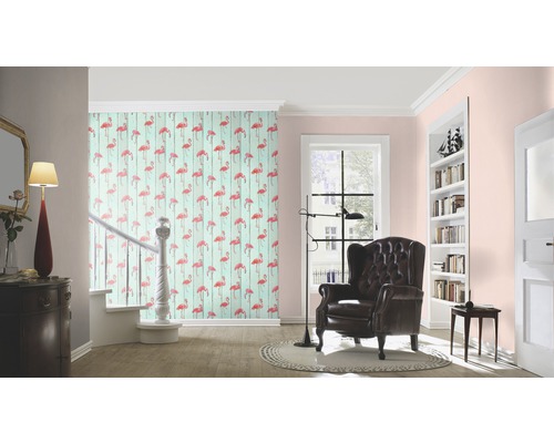 Wohnraum mit gemusterter Tapete, Sessel und Treppe