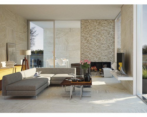 Salon lumineux avec carrelage, canapé, cheminée et vue sur l''extérieur