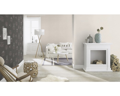 Salon avec canapé, table, lampadaire, cheminée décorative et papier peint à motifs