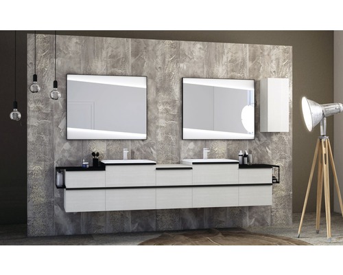 Badezimmer mit Doppelwaschtisch, beleuchteten Spiegeln und Aufbewahrungsschrank