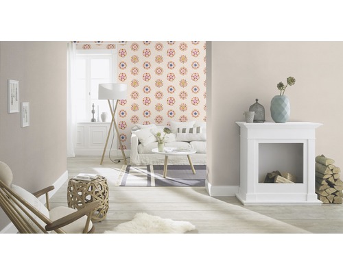 Salon avec canapé, lampe, cheminée et papier peint à motifs