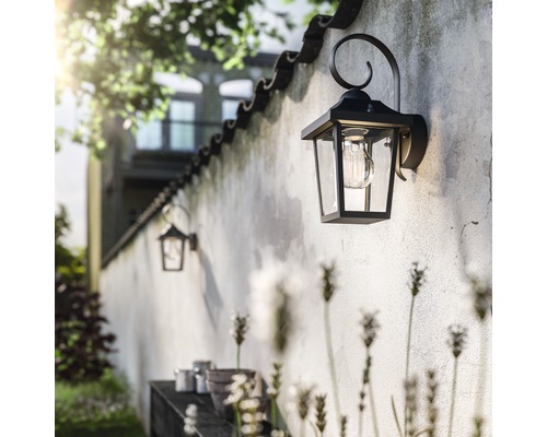 Wandleuchte zur Aussenbeleuchtung mit Glaseinsatz und dekorativer Halterung