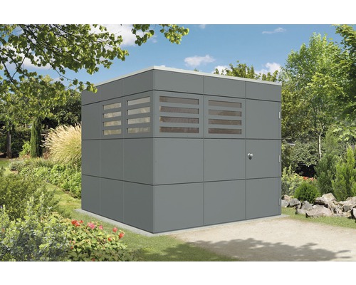 Abri à outils en métal gris avec fenêtre dans le jardin.