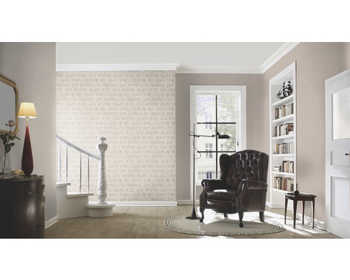 Salon avec fauteuil, lampadaire et papier peint décoratif