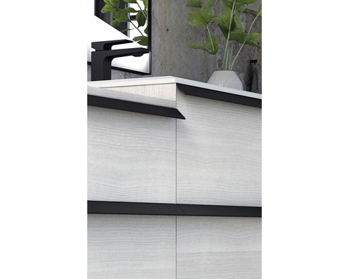 Gros plan d''un meuble de salle de bains avec lavabo, robinet et plante