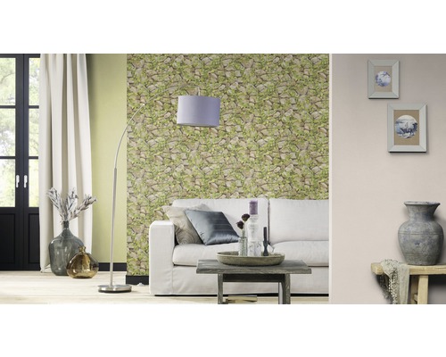 Salon avec canapé, lampadaire et papier peint à motif de pierres