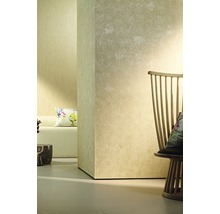 Intérieur décoratif avec papier peint à motifs, sièges et accessoires d''habitation pour une ambiance élégante.