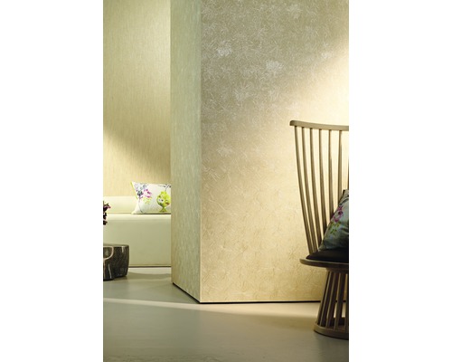 Intérieur décoratif avec papier peint à motifs, sièges et accessoires d''habitation pour une ambiance élégante.