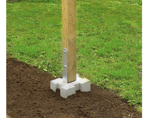 Poteau en bois avec support et base en béton dans le jardin