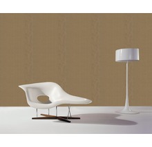 Vue d''une pièce avec papier peint à motifs, fauteuil et lampadaire