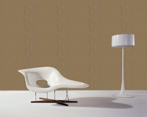 Vue d''une pièce avec papier peint à motifs, fauteuil et lampadaire