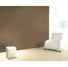 Pièce lumineuse avec revêtement mural marron, fauteuil et décoration