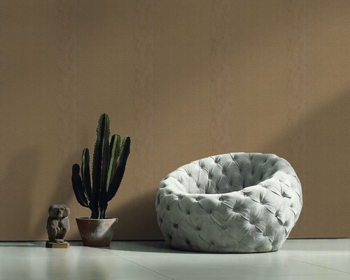 Scène avec papier peint marron, cactus, figurine décorative et fauteuil