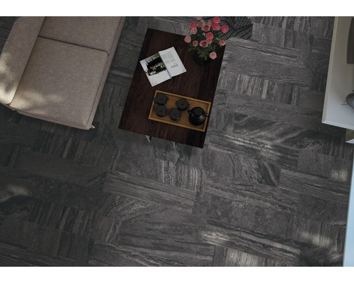 Vue de dessus d''un salon avec carrelage, canapé et table basse