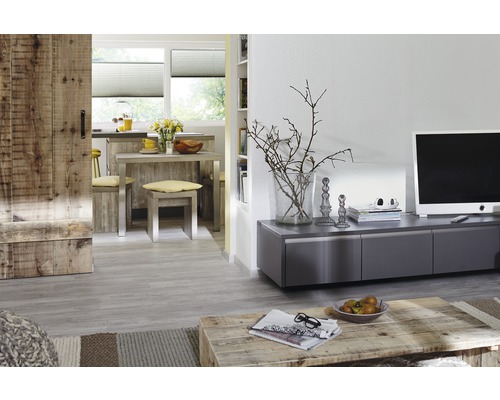 Salon avec table en bois, meuble TV et porte en bois