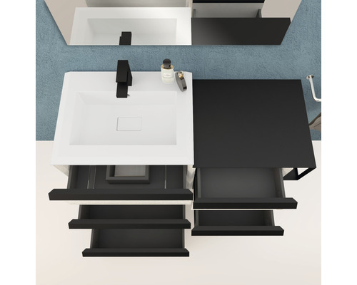 Scène de salle de bains avec lavabo, robinet, miroir et tiroirs ouverts