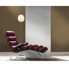 Vue intérieure avec fauteuil, lampadaire et papier peint à motifs pour un aménagement de pièce élégant