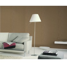 Salon avec papier peint marron, canapé, lampadaire et tabouret