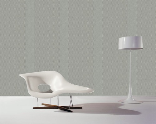 Scène avec papier peint à motifs, fauteuil et lampadaire