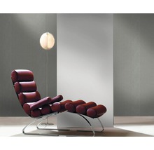 Scène d''intérieur avec fauteuil, lampadaire et papier peint à motifs