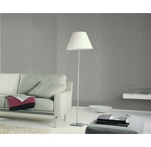 Salon avec canapé, lampadaire et papier peint à motifs