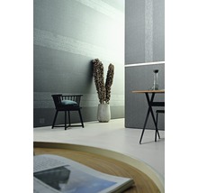 Vue intérieure avec papier peint gris à rayures, chaise et table