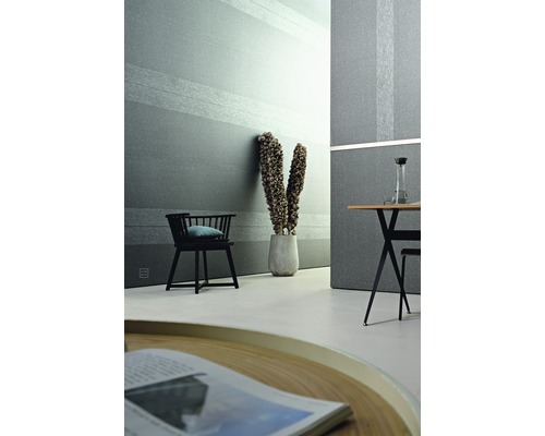 Vue intérieure avec papier peint gris à rayures, chaise et table