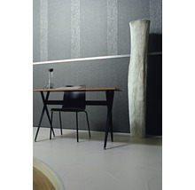 Intérieur décoratif avec papier peint structuré, table, chaise et vase