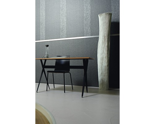 Intérieur décoratif avec papier peint structuré, table, chaise et vase