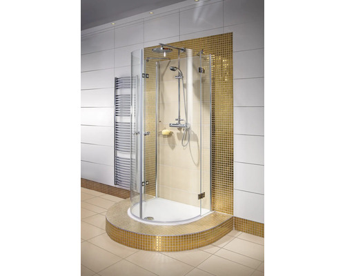 Begehbare Dusche mit Handtuchwärmer im Badezimmer