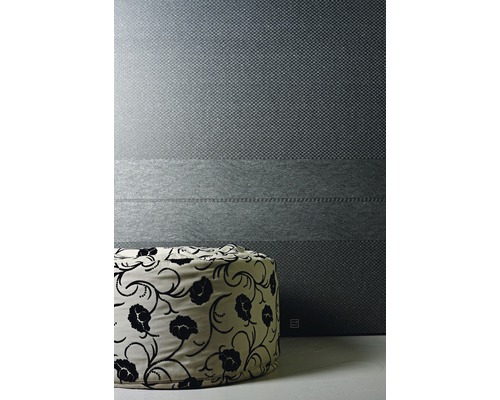 Papier peint à motifs avec pouf